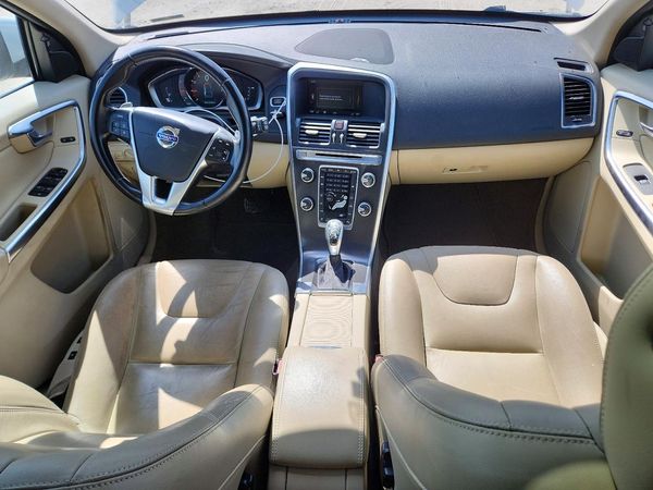 2015 VOLVO XC60 Platinum (non R design)