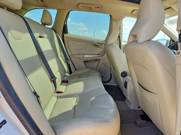 2015 VOLVO XC60 Platinum (non R design)