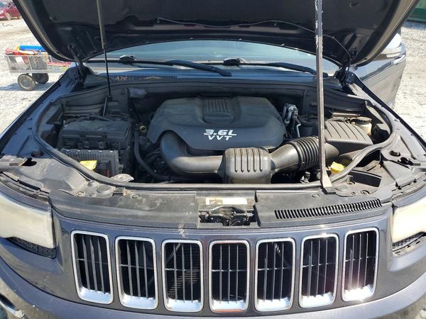 2014 JEEP CHEROKEE Limited — Engine bay