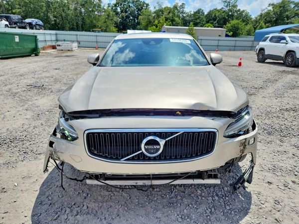 2018 VOLVO S90 Momentum