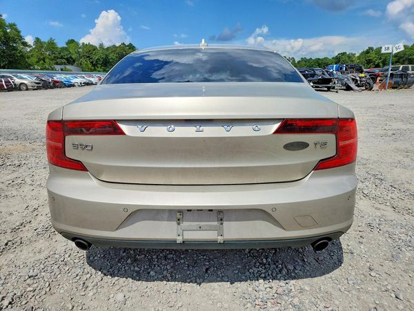 2018 VOLVO S90 Momentum