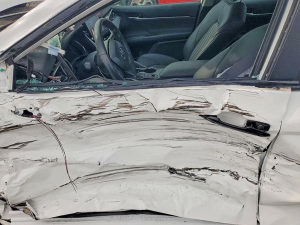 2021 TOYOTA CAMRY SE + Convenient Pkg — DENT