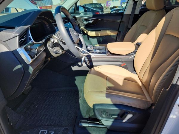 2025 AUDI Q7 quattro Premium Plus