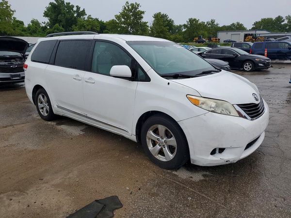 2013 TOYOTA SIENNA