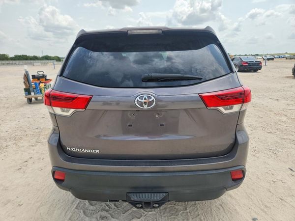 2018 TOYOTA HIGHLANDER LE