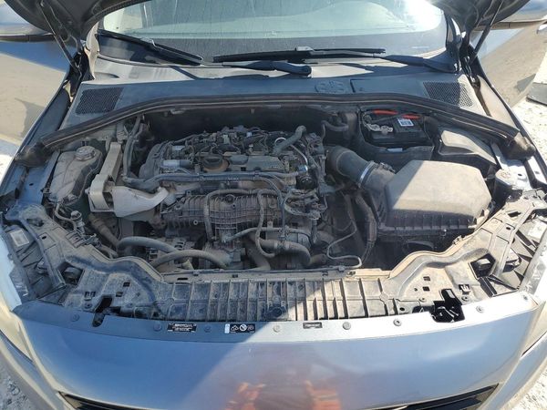2017 VOLVO S60 Dynamic — Engine bay