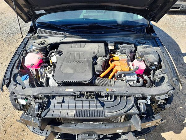 2025 HYUNDAI ELANTRA Limited — Engine bay