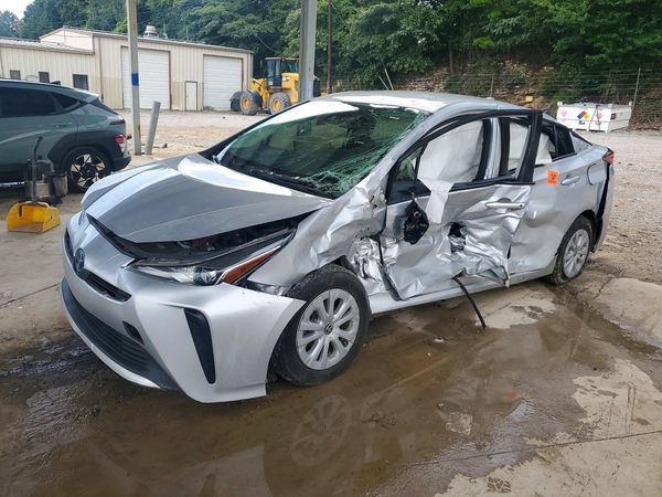 2021 TOYOTA PRIUS — Front 3/4