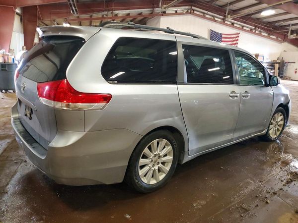 2012 TOYOTA SIENNA