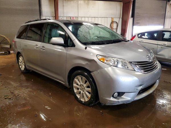 2012 TOYOTA SIENNA