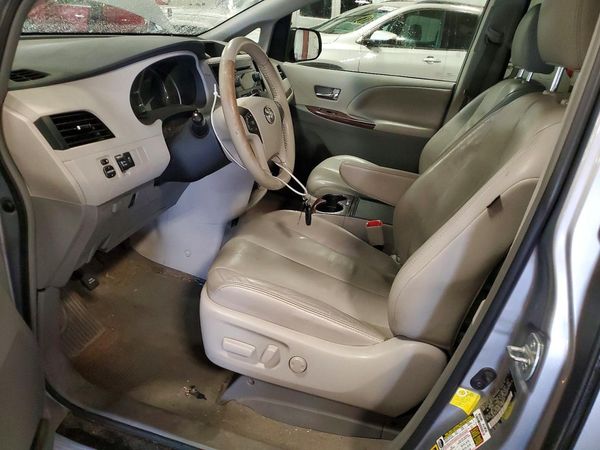2012 TOYOTA SIENNA