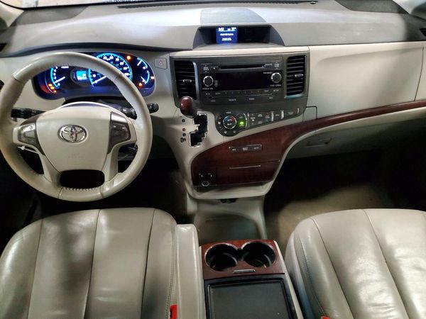 2012 TOYOTA SIENNA