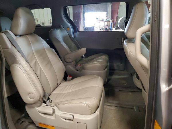 2012 TOYOTA SIENNA