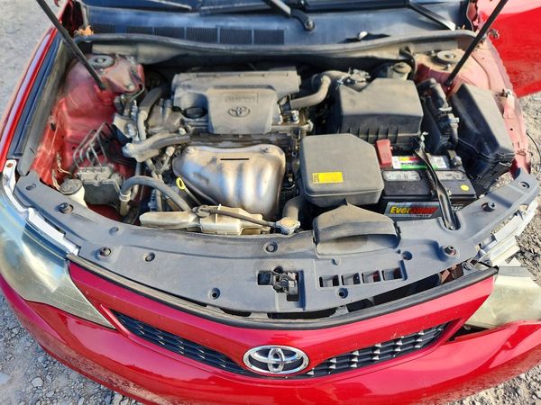 2013 TOYOTA CAMRY — Engine bay