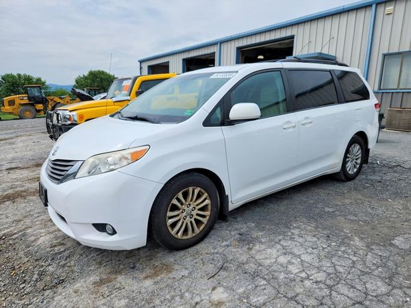 2014 TOYOTA SIENNA