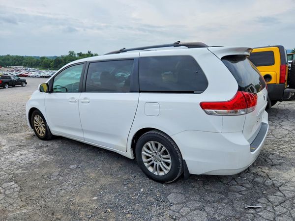 2014 TOYOTA SIENNA