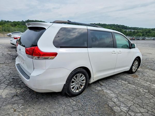 2014 TOYOTA SIENNA