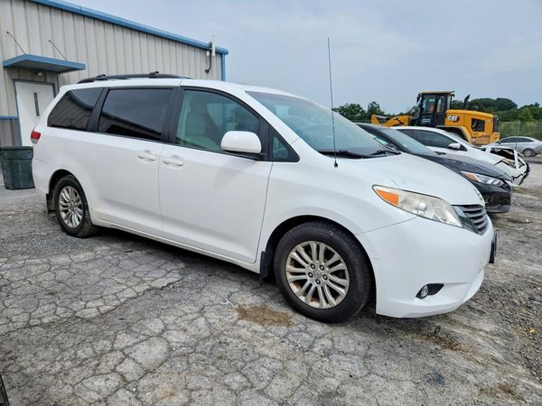 2014 TOYOTA SIENNA