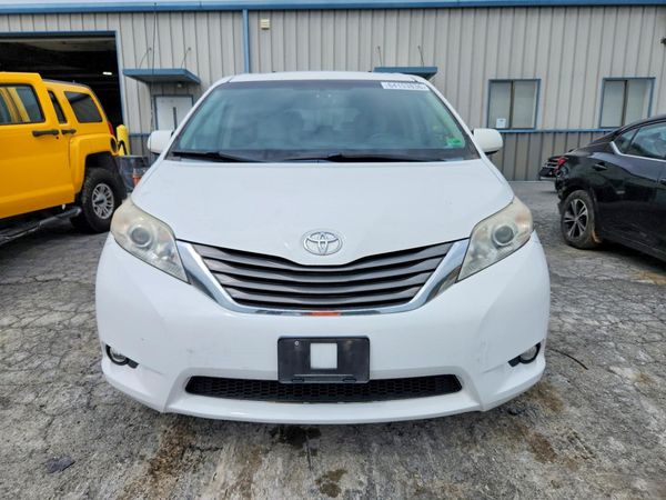 2014 TOYOTA SIENNA