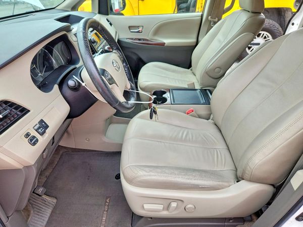 2014 TOYOTA SIENNA