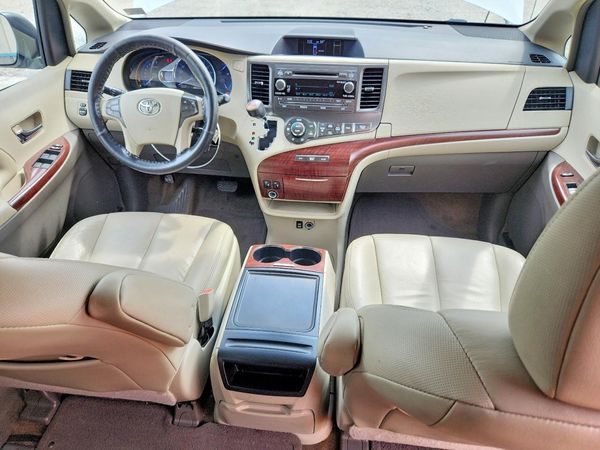2014 TOYOTA SIENNA