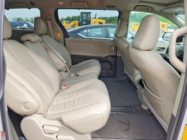 2014 TOYOTA SIENNA