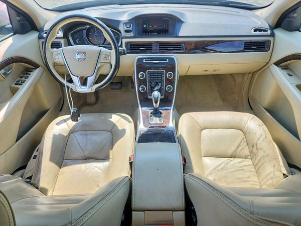 2015 VOLVO XC70 Platinum (non R design)