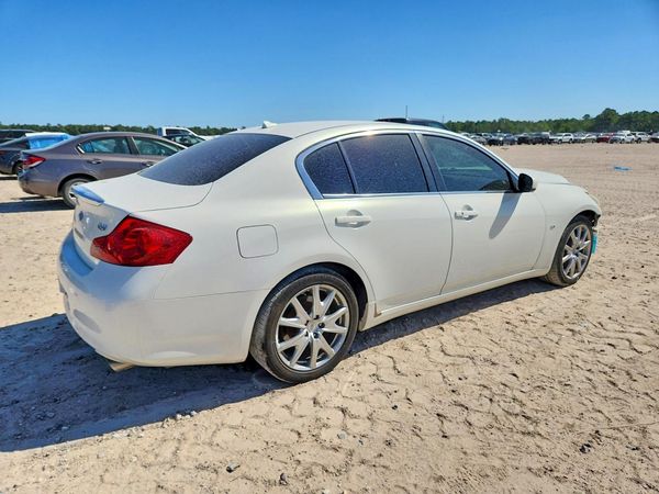 2015 INFINITI Q40