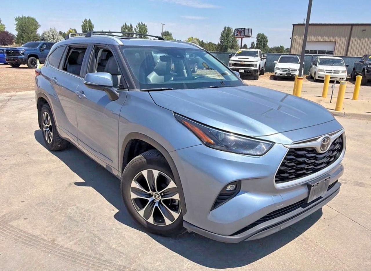 2022 TOYOTA HIGHLANDER XLE