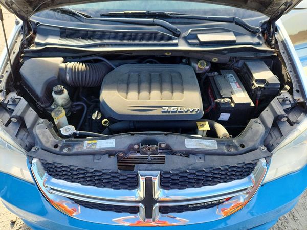 2016 DODGE CARAVAN SXT — Engine bay
