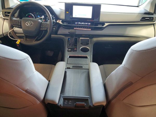 2026 TOYOTA SIENNA LE