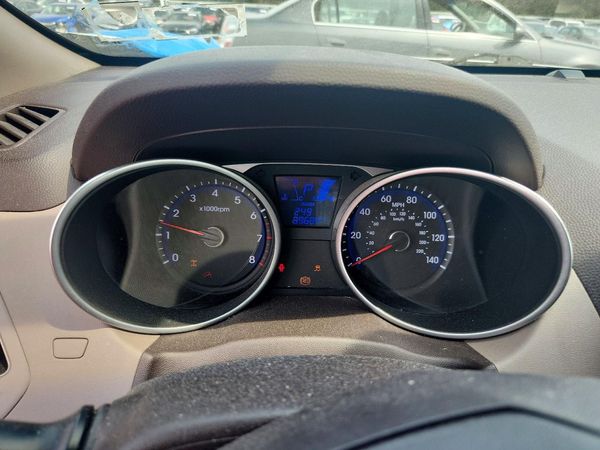 2015 HYUNDAI TUCSON GLS (Middle)