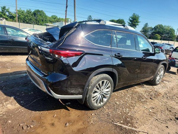 2022 TOYOTA HIGHLANDER Platinum
