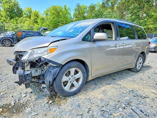 2017 TOYOTA SIENNA LE Mobility/LE