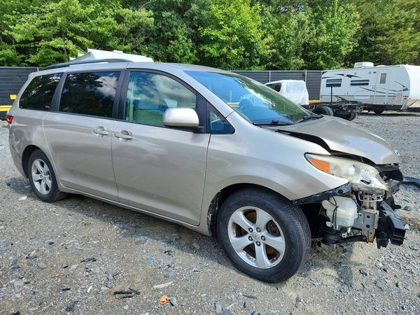 2017 TOYOTA SIENNA LE Mobility/LE