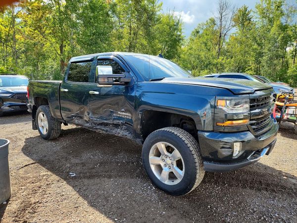 2017 CHEVROLET SILVERADO LT — Passenger 3/4