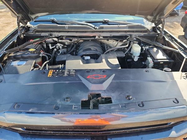 2017 CHEVROLET SILVERADO LT — Engine bay