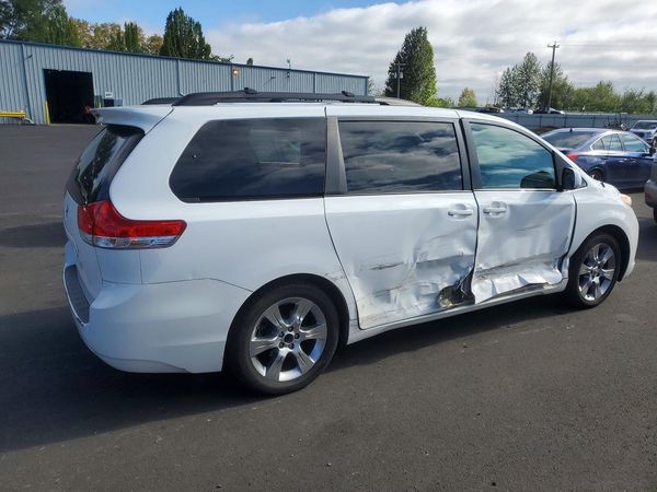 2012 TOYOTA SIENNA