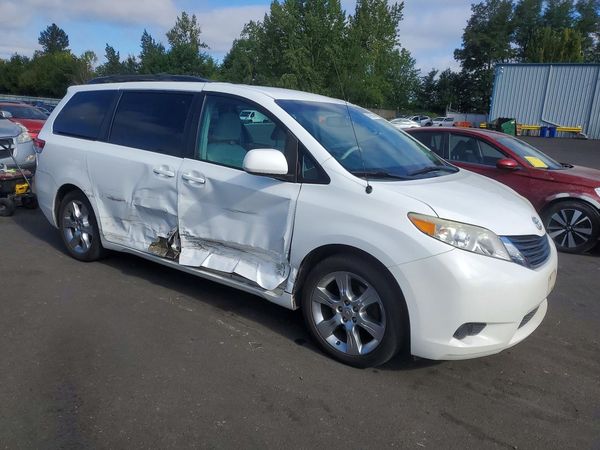 2012 TOYOTA SIENNA