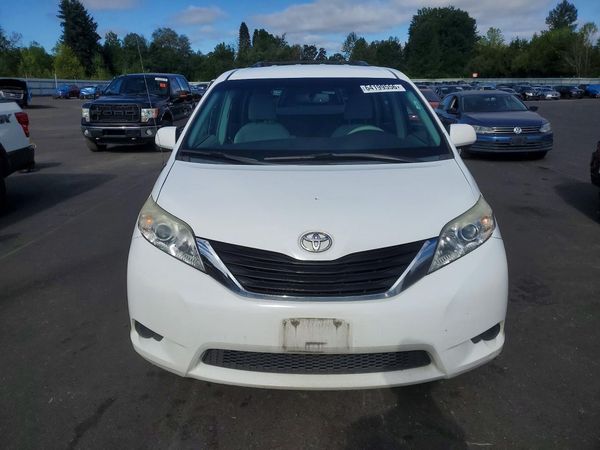 2012 TOYOTA SIENNA