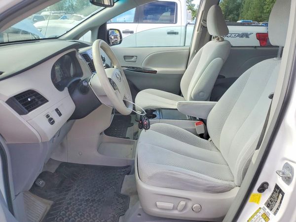2012 TOYOTA SIENNA