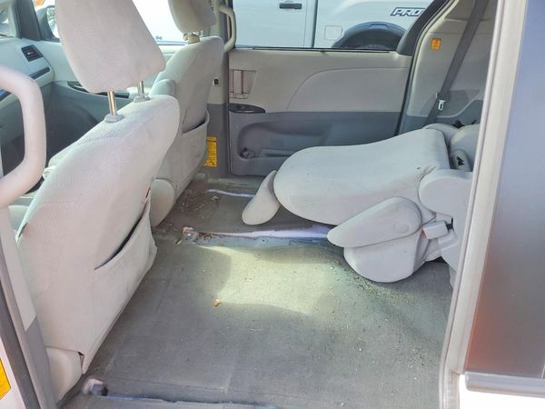 2012 TOYOTA SIENNA
