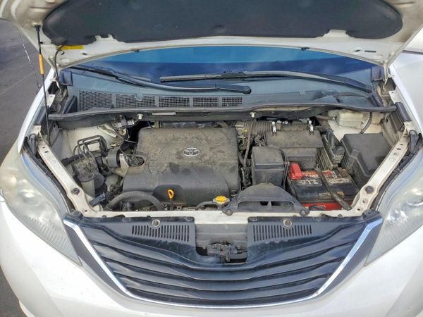 2012 TOYOTA SIENNA