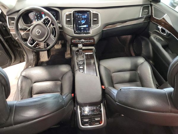 2019 VOLVO XC90 Momentum