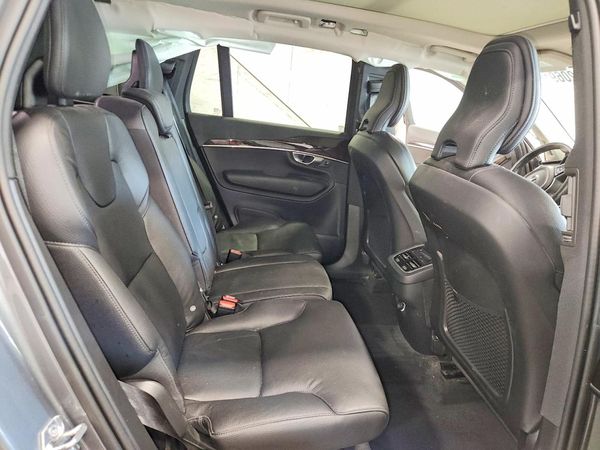 2019 VOLVO XC90 Momentum