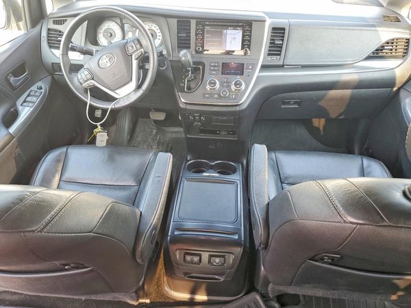 2018 TOYOTA SIENNA SE/SE Premium