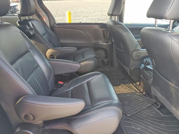 2018 TOYOTA SIENNA SE/SE Premium