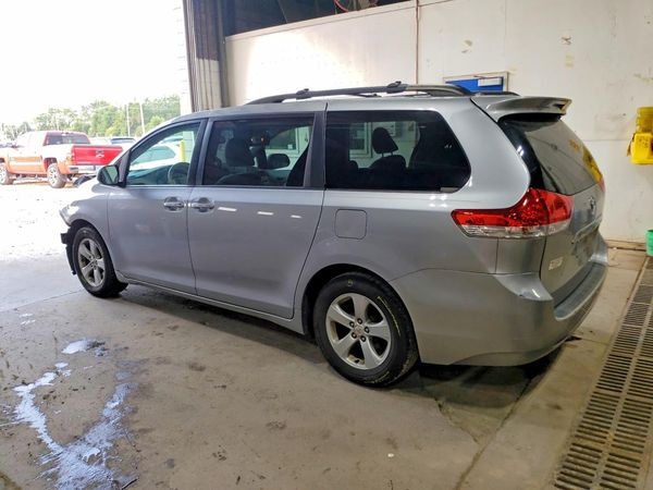 2012 TOYOTA SIENNA