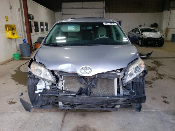 2012 TOYOTA SIENNA