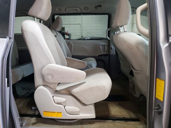 2012 TOYOTA SIENNA